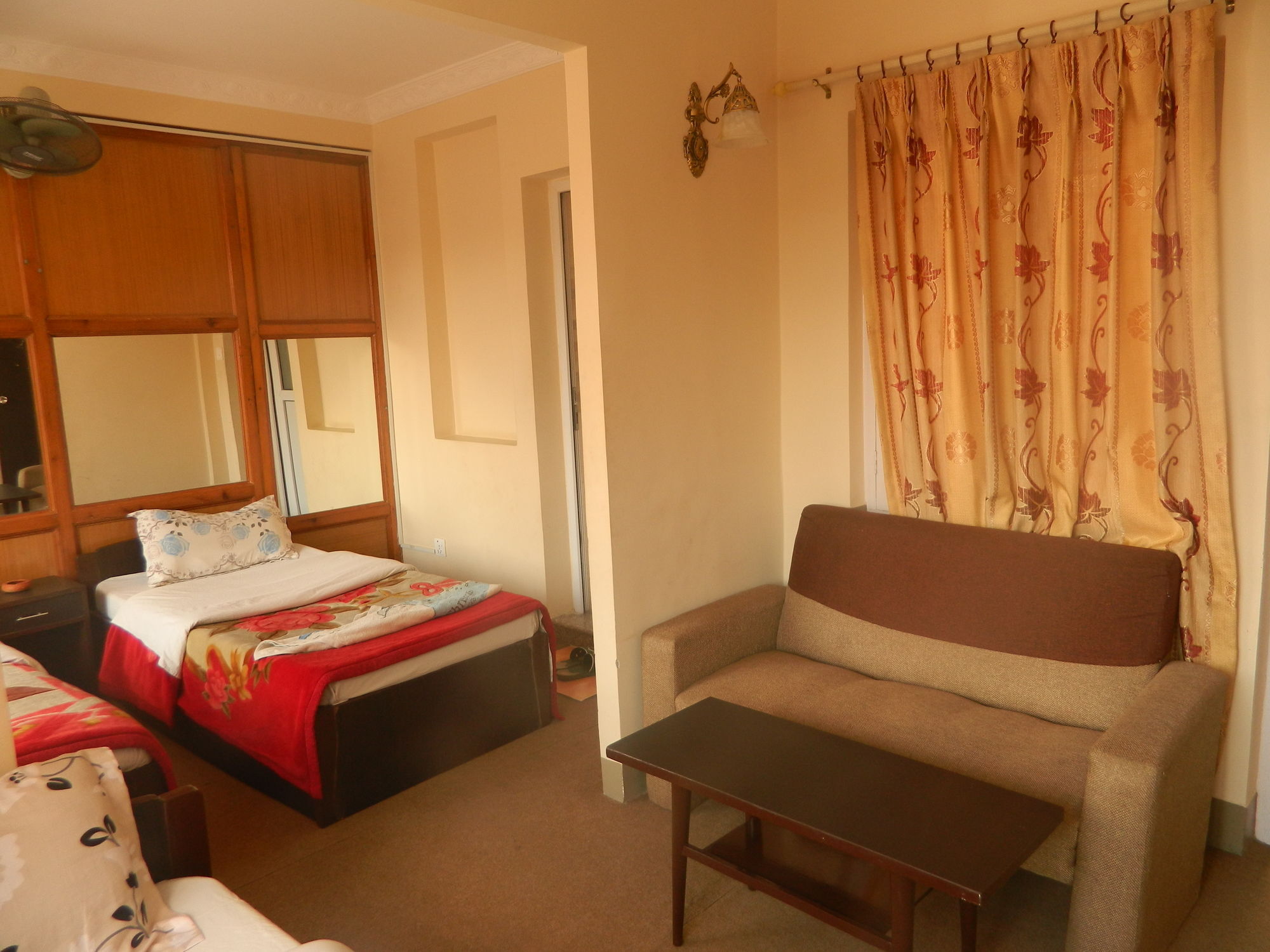 Om Tara Guest House Pvt Ltd Катманду Экстерьер фото