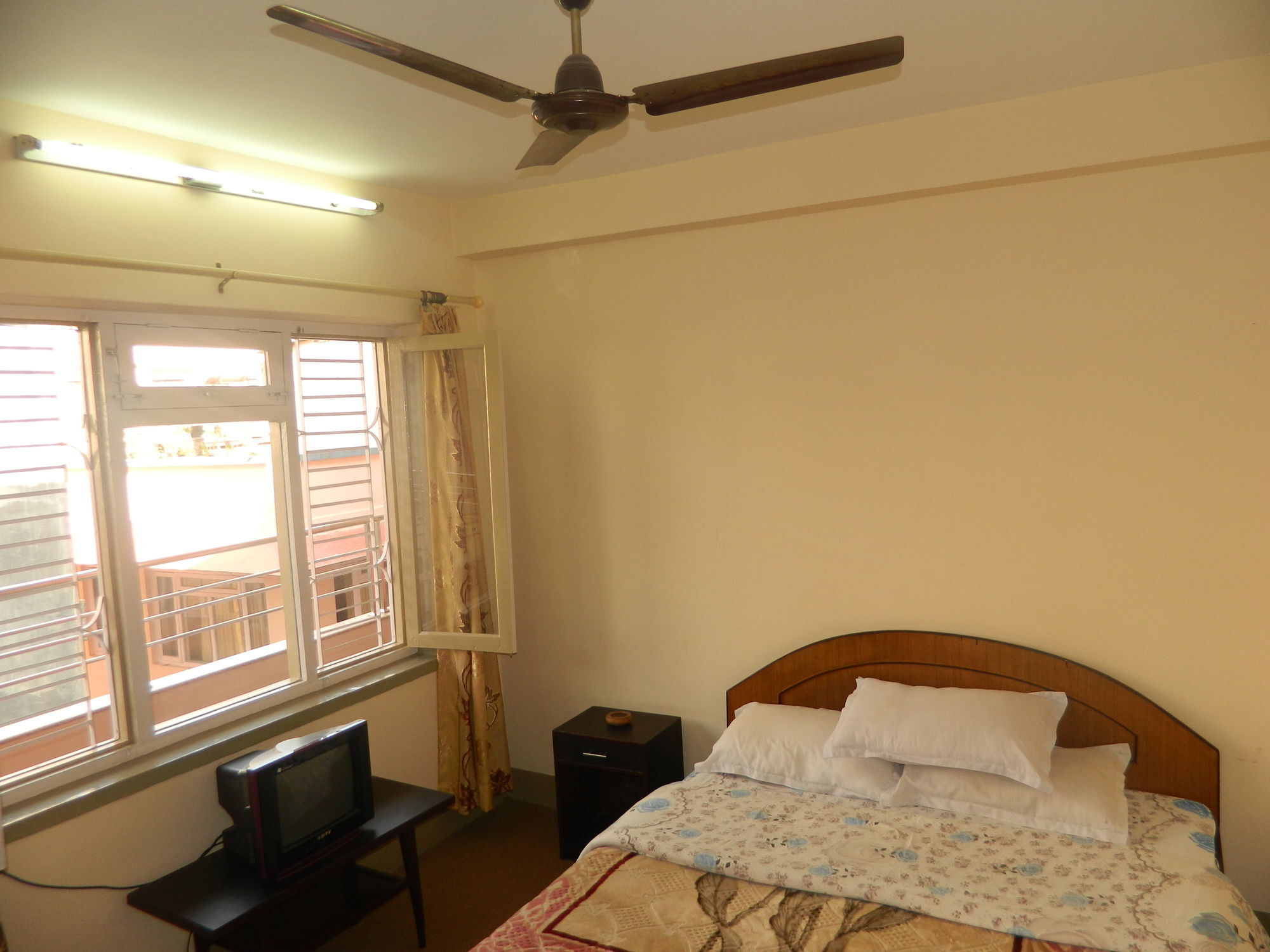 Om Tara Guest House Pvt Ltd Катманду Экстерьер фото